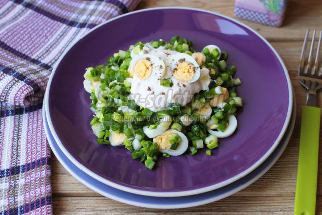 салат из зеленого лука с перепелиными яйцами