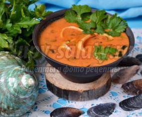 Томатный суп с кокосовым молоком и кальмарами