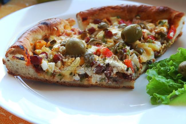 Пицца с овощами и колбасой