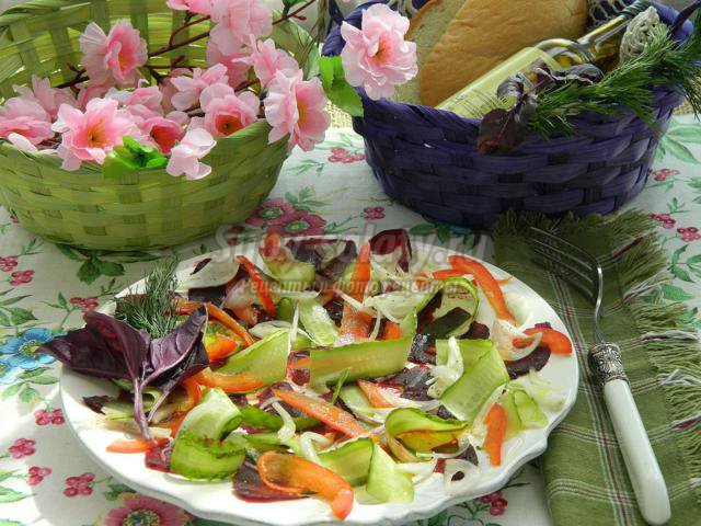 весенний салат из свеклы, перца и огурцов