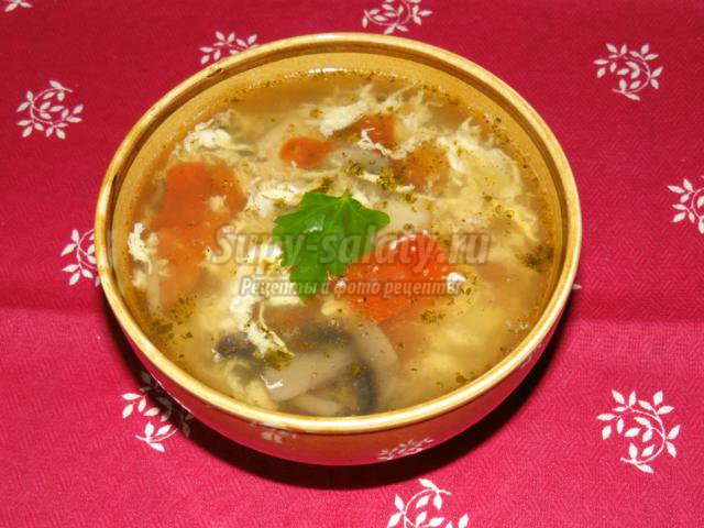 китайский суп из помидоров, яиц и грибов