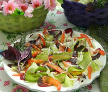 весенний салат из свеклы, перца и огурцов