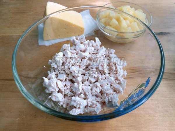 Салат с ананасом, курицей и твердым сыром