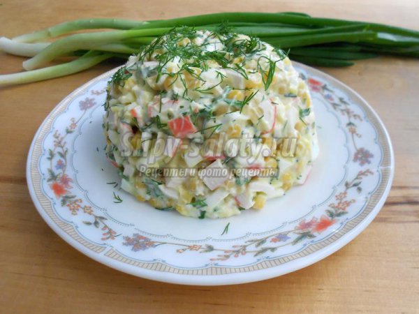Салат с крабовыми палочками и зеленым луком