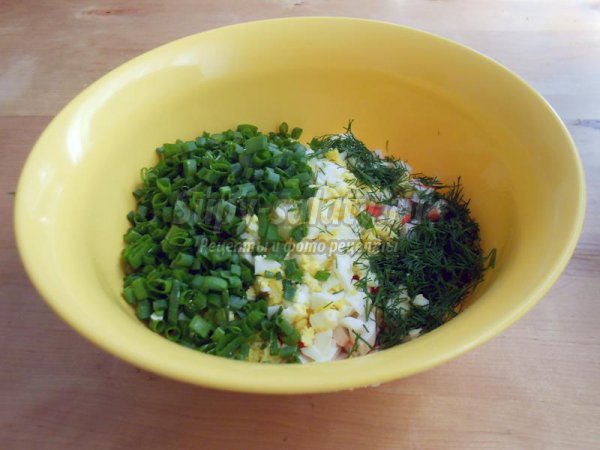 Салат с крабовыми палочками и зеленым луком