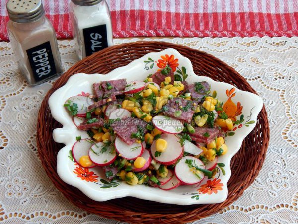 Салат с редисом и колбасой