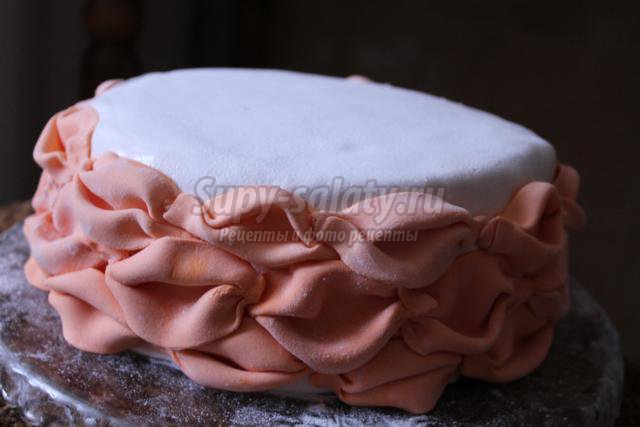 торт с буфами и цветами из мастики