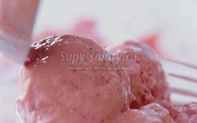 клубничное мороженое