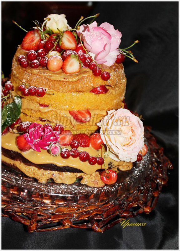 летний торт с фруктами и цветами