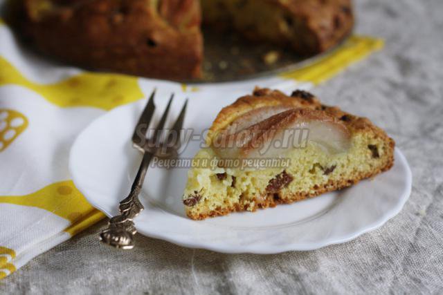 бисквитный пирог с грушами и изюмом