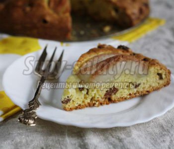бисквитный пирог с грушами и изюмом