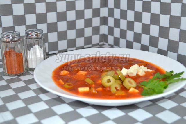 томатный суп с кабачком и оливками