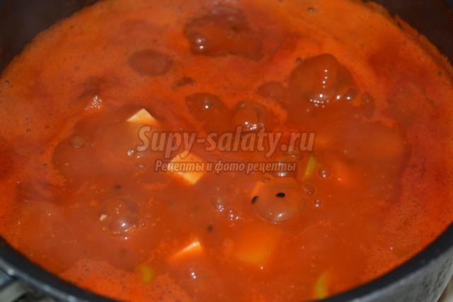 томатный суп с кабачком и оливками