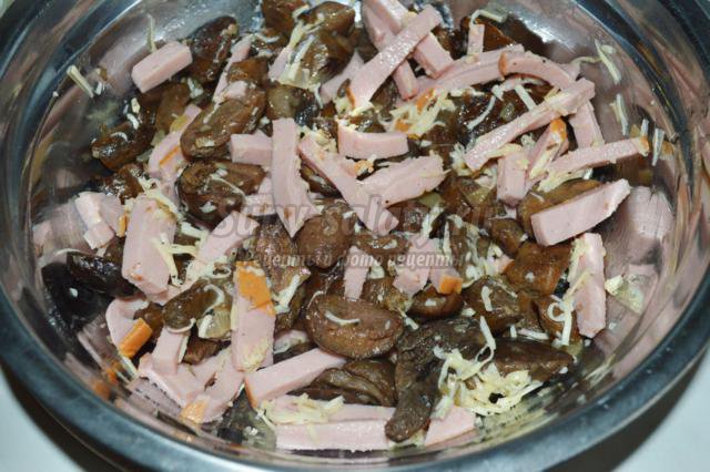 салат и грибами и колбасой