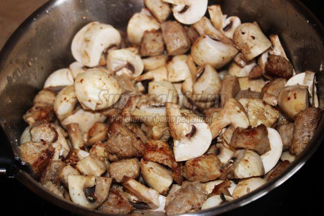жареное мясо с грибами