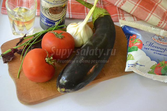 салат с баклажанами, помидорами и моцареллой
