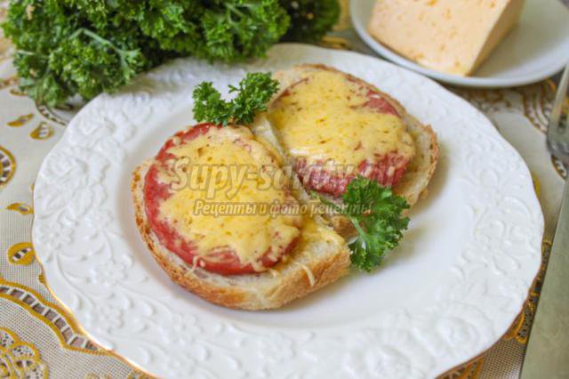 горячие бутерброды с колбасой и сыром