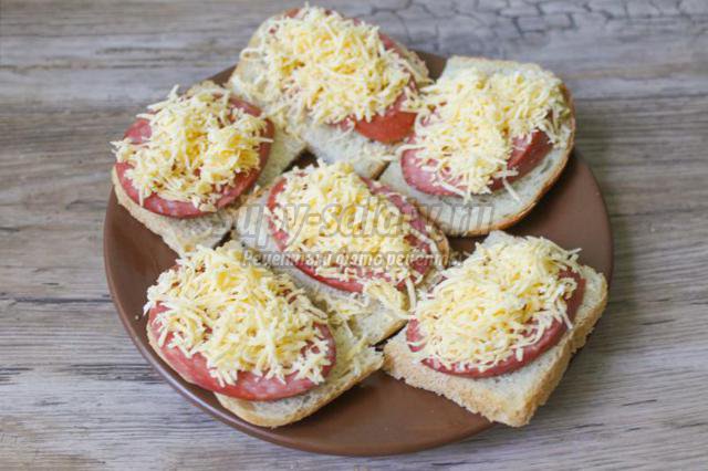 горячие бутерброды с колбасой и сыром