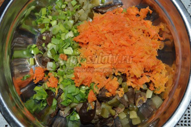 грибной салат с маринованными огурцами