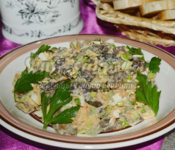 грибной салат с маринованными огурцами