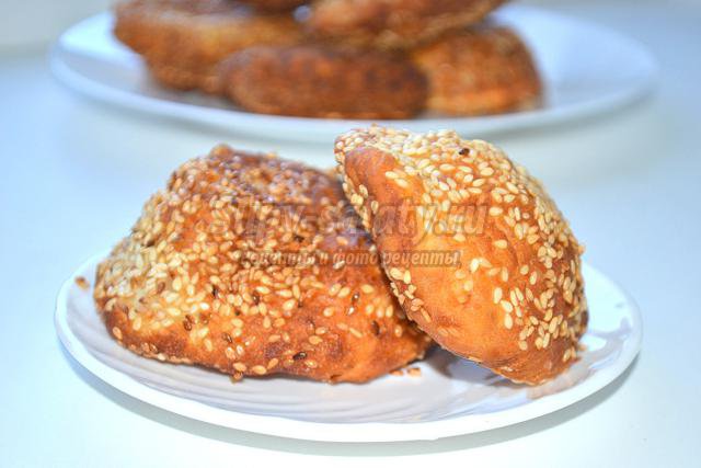 индийские хлебные лепешки с кунжутом. Бхатуры