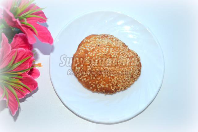 индийские хлебные лепешки с кунжутом. Бхатуры