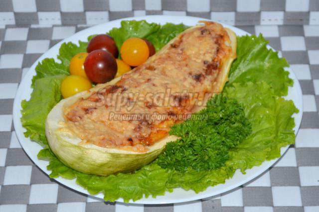 вегетарианский фаршированный кабачок с сыром