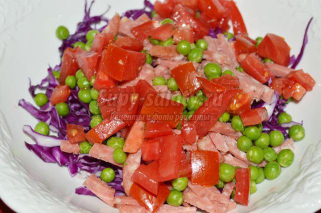 салат из краснокочанной капусты с колбасой и помидорами