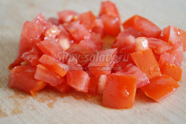 салат из краснокочанной капусты с колбасой и помидорами