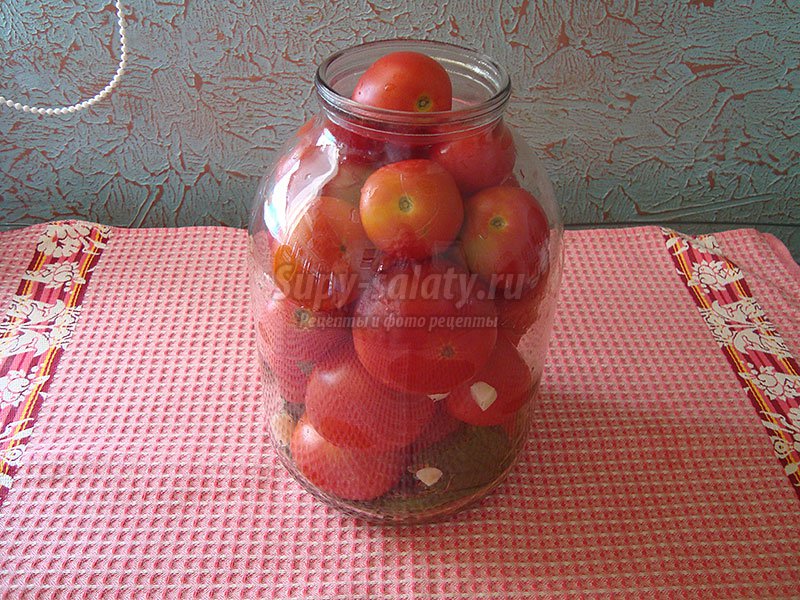 помидоры с листьями вишни и смородины