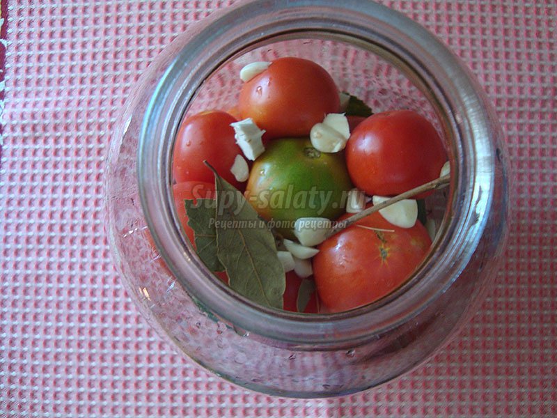 помидоры с листьями смородины