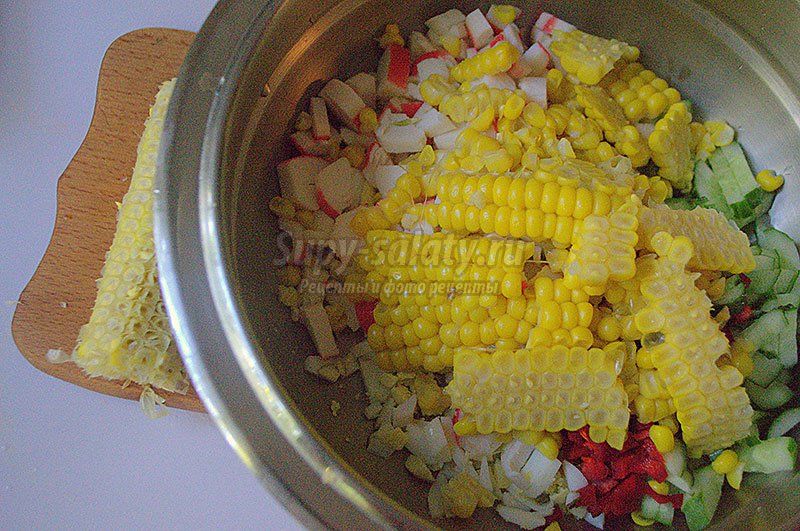 салат крабовые палочки с кукурузой и огурцом