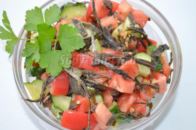 вегетарианский салат с сухой морской капустой