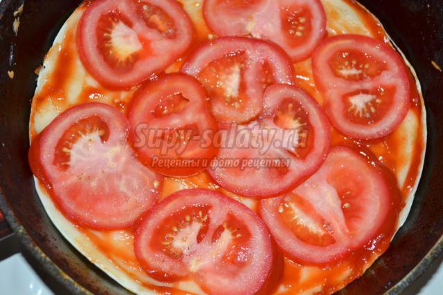 пицца на сковороде с кабачками и помидорами