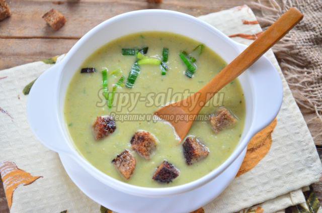 крем-суп с зеленым горошком и луком-пореем