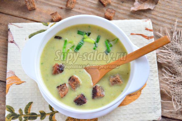 крем-суп с зеленым горошком и луком-пореем