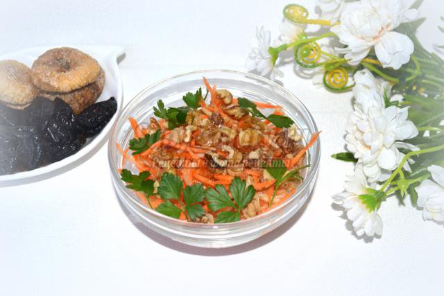 постный морковный салат с яблоками и орехами