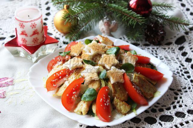 рождественский салат с курицей и крутонами