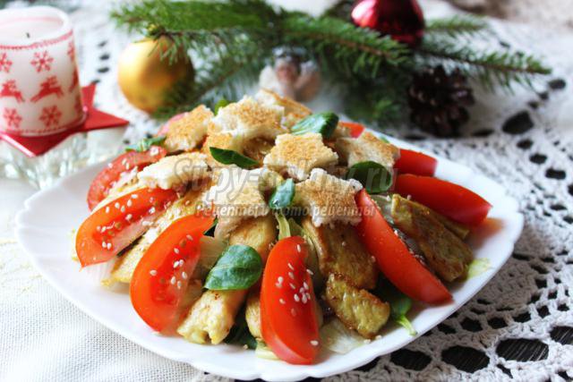 рождественский салат с курицей и крутонами
