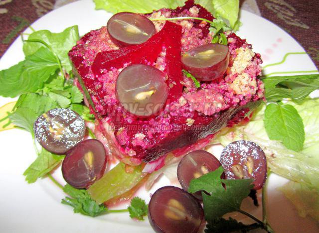 салат слоеный из свеклы с черносливом