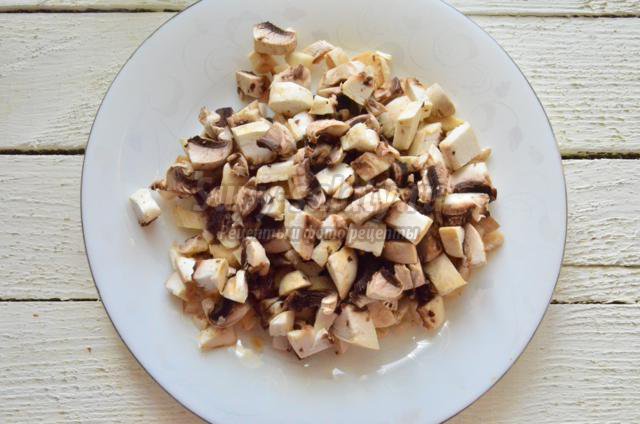 салат с копченой колбасой и грибами. Офелия