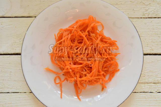 салат с курицей, морковью по-корейски и грибами