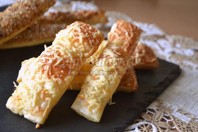слоёные палочки с орехами и сыром