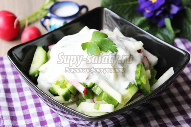 диетический салат с кольраби и редисом