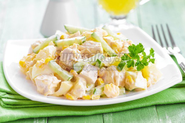салат с ананасом, курицей и орехами: как приготовить и подать