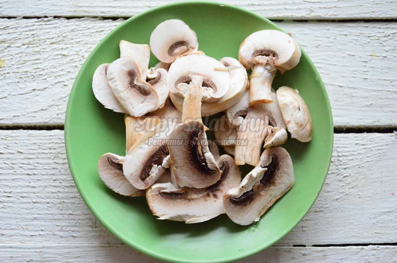 слоеный салат с курицей и грибами