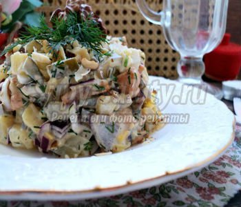 салат с курицей, грибами и орехами