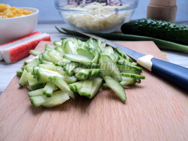 салат с крабовыми палочками и капустой