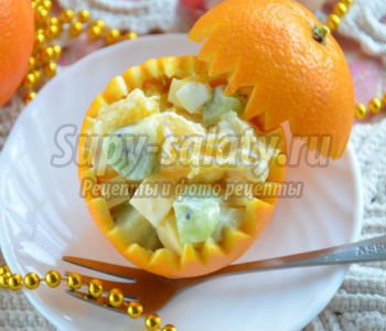 фруктовый салат в апельсине с сыром и сметаной