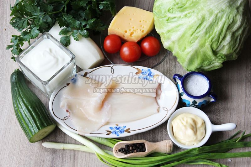 Салат с кальмарами и сырным соусом